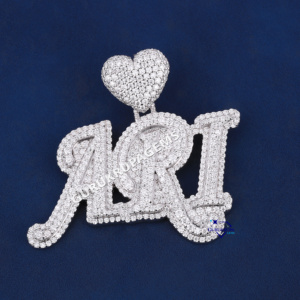 Colgante de alta calidad de diamante de moissanita de Plata de Ley 925, diseño de corazón de fianza a la moda, colgante de letra personalizado para cualquier ocasión - Product Image 1