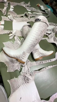 Bottes hautes en cuir de crocodile 100% blanc – Bottes d'équitation de luxe fabriquées à la main avec sangle à boucle