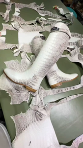 Bottes hautes en peau d'alligator blanche – Bottes d'équitation de luxe artisanales avec sangle à boucle - Product Image 6