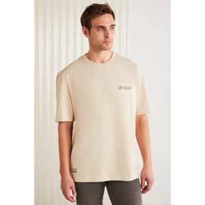 เสื้อยืดคอกลมทรงเข้ารูปผู้ชาย Zeus ผ้าฝ้ายออร์แกนิก สีเบจ แต่งลายปัก - Product Image 2