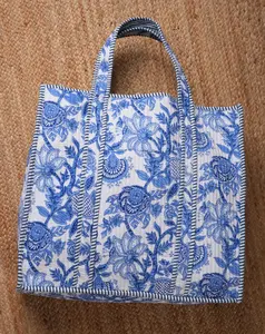 Bolso de mano con estampado floral acolchado Kantha indio tradicional, accesorio de moda personalizado informal grande a la moda - Product Image 1