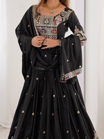 Lehenga en soie crêpe naturelle avec broderie de fil Dori, sequins et bordure en dentelle, dupatta semi-cousu
