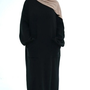 Abaya suelta de punto de satén modesto con tela de satén gruesa de cintura natural - Product Image 3