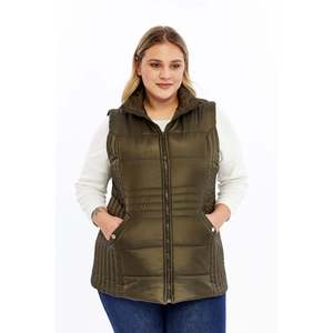 Chaleco Acolchado con Bolsillos RMG para Mujer, Talla Grande, Cómodo y Elegante, Color Caqui, Sin Mangas, Colección Otoño Invierno - Product Image 1
