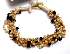 Pulsera de Perlas de Imitación Chapada en Oro Estilo Boho, Joyería para Mujer, Pulsera de Aleación con Perlas Blancas y Negras de Varias Capas - Product Image 1