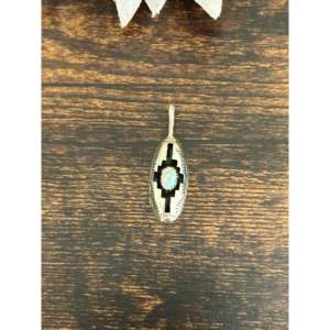 Colgante de Plata de Ley Estilo Navajo con Caja de Sombra, Amuleto Religioso Hecho a Mano con Detalles de Piedra, Diamante, Oro y Perla - Product Image 3