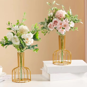 Nouveau look vases à fleurs en métal tendance de qualité supérieure avec un design minimaliste parfait pour un décor de salon chic et moderne - Product Image 1