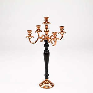 Candelabro de aluminio Royal Look de cinco brazos en acabado plateado para centros de mesa de decoración para eventos de boda y fiestas de Navidad - Product Image 6