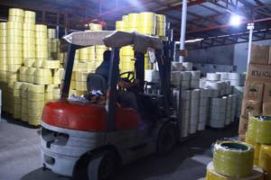 Banda de flejado PET de grado económico, longitud personalizada para sistemas de embalaje automatizados, OEM, ODM, suministro de humedad química - Product Image 6