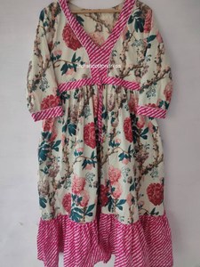 Robe en coton à fleurs élégante pour femmes avec volants Patchwork confortable du nouveau fournisseur indien Taille naturelle Style doux - Product Image 5