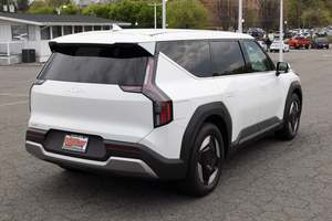 Assez utilisé 024 K I A EV9 lumière longue portée FWD - Product Image 5