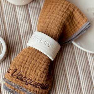 Anillos de Servilleta Modernos y Ecológicos en Resina, Metal, Madera y Vidrio para Decoración de Mesa - Product Image 3