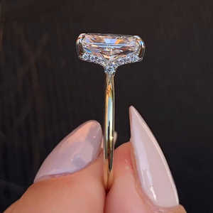 Bague de fiançailles solitaire en diamant de laboratoire taille émeraude de 4,20 carats en or jaune 14 carats, fabriquée à la main - Product Image 5