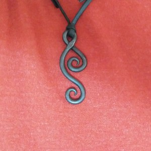 Colgante de bloqueo medieval forjado a mano de Kihara Viene suministrado con un hilo de cuero de alce de alta calidad - Product Image 3