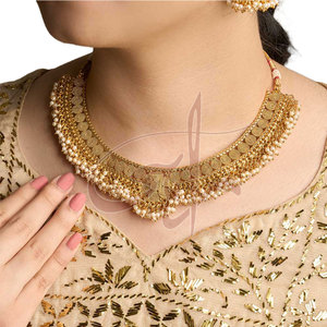 Ensemble de bijoux de couleur or, décorations perlées séduisantes, brillance et texture, magnifique et gracieux - Product Image 1