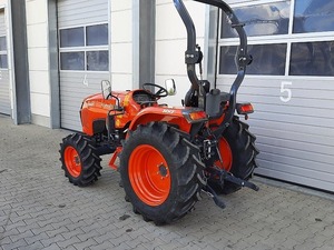 Tracteur agricole Kubota L1-382 d'occasion à prix abordable |   Tracteur agricole diesel 4x4 de 38 CV pour l'agriculture et l'aménagement paysager - Product Image 2