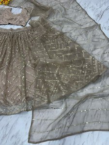 Lehenga Choli de luxe en organza de soie orné de couleurs personnalisées, avec un magnifique tissu en toile de cancan lourd, pour les fêtes - Product Image 4