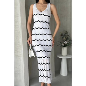 Robe décontractée en tricot à col en V avec détail en zigzag, couleur écru - Product Image 1