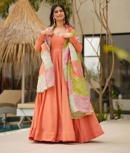 ชุดเดรส anarkali อินเดียหรูหราแบบพรีเมียมลายคนดังบอลลีวู้ดชุดชนเผ่าดีไซน์ไฮเอนด์สำหรับงานแต่งงานและงานเฉลิมฉลอง - Product Image 3