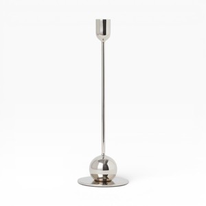 Bougeoir en métal argenté poli avec base large et tige décorative pour une décoration de table et de sol haut de gamme - Product Image 3