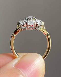 Anillo de compromiso de moissanita en forma de pera de 2 quilates, anillo de corte alargado romántico, regalo perfecto para su propuesta de boda o aniversario - Product Image 3