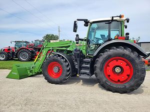 Tractor Fendt 824 Vario de calidad premium diseñado para la excelencia agrícola moderna con una gran fiabilidad del motor y venta al por mayor - Product Image 4