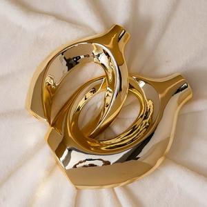 Vase à fleurs en céramique dorée unique qui rehausse l'impact émotionnel des cadeaux floraux, magnifiquement conçu par BRUSHSTROKE BLISS - Product Image 6