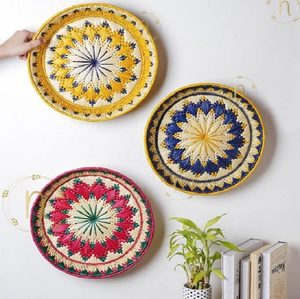 Ensemble de trois assiettes décoratives colorées tissées à la main, art de feuille de palmier, tenture murale pour bureau de décoration de chambre disponible en gros - Product Image 1