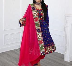 Robe de soirée traditionnelle africaine, vêtements faits à la main, broderie complète - Product Image 4