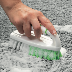 Mango ergonómico, cepillo suave para limpiar alfombras, cerdas de plástico resistentes para limpieza profunda y fregado de alfombras y alfombras - Product Image 1