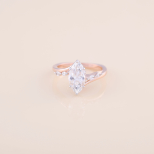 Bague de fiançailles avec diamant de laboratoire taille marquise de 1,30 carat |   Bague en argent sterling 925 massif, sertie de pierres, à tige fendue, certifiée IGI - Product Image 1