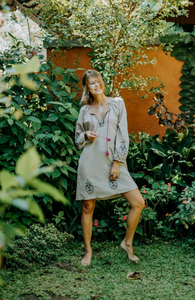 Vente en gros de robes mode élégantes à broderie florale pour femmes, mini-longueur, tissu européen simple et beau style ukrainien - Product Image 6