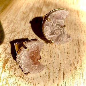 Vente en gros Bagues manchette en améthyste rose avec placage en or jaune en forme de lune - Product Image 2