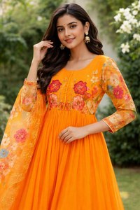 Robe Anarkali / Longue Robe de Soirée en Soie Georgette de Qualité Supérieure avec Motifs Faits Main sur le Col et les Manches pour Adulte – Confort Estival - Product Image 2