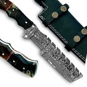 Cuchillo rastreador de acero de Damasco hecho a mano con mango de madera cuchillo táctico para exteriores - Product Image 1