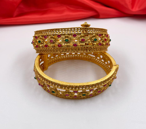 กำไลสไตล์ kundan โทนสีทองประดับดอกไม้อัญมณีสีแดงและสีเขียวเครื่องประดับเจ้าสาวอินเดียมีจำหน่ายในราคาขายส่ง - Product Image 1