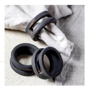 Madera negra como una adición elegante reflexiva a la colección de su hogar Estos servilleteros de madera para comedor de cocina - Product Image 1