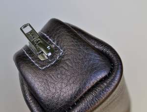 Nouvel arrivage Sac à crayons en cuir de grande capacité avec fermeture éclair Triangle Pochette à crayons Classique Luxe Bureau École Papeterie Organisateurs - Product Image 5