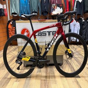 Parfait pour les T-reks 2025 Domane SLR 7 54cm Team Treks Black Project One Vélo - Product Image 2
