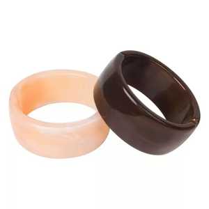 Bracelet pour femme en résine tendance, bracelet en résine irrégulier, acétate de tortue, large et épais, avec plusieurs couleurs - Product Image 1