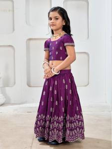 Shoryam - Lehenga Choli Morado Largo Hasta el Suelo para Niñas |   Pattu Pavadai Tradicional de la India para Niñas |   Fiesta Étnica de Calidad Boutique - Product Image 4