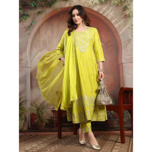 ชุดเดรสงานแต่งงานแบบอานาร์กาลีปักลายสีเขียวมะนาวสำหรับผู้หญิง พร้อมผ้าคลุมไหล่ - Product Image 4