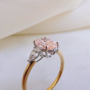 IG Certified 3,00 Quilates Forma ovalada Fancy Vivid Pink Color Lab Grown Diamond Anillo de Bodas de tres piedras en oro rosa de 14K - Product Image 5