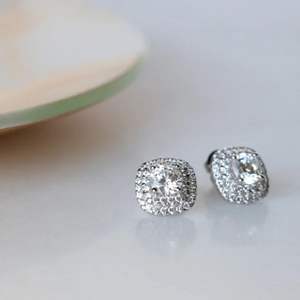 Boucles d'oreilles double halo en diamant taille ronde pour femme - Product Image 1