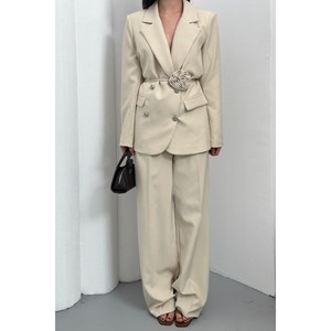 Giacca da donna con doppio Blazer tailleur pantalone con accessorio rosa e dettaglio con bottone a gamba larga - Product Image 4