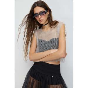 Top Corto Casual con Logotipo Frontal y Pedrería Brillante, Sin Mangas - Product Image 1