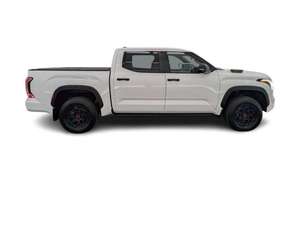 Camioneta 2024 PRO 4dr Crew-Max 4WD con Caja de 5.5', Motor 3.4L 6 Cilindros Turbo Gasolina/Petróleo, Volante a la Izquierda, Techo Panorámico de Aluminio - Product Image 2