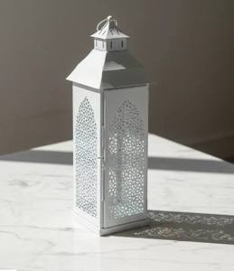Lanterne de Ramadan en métal blanc élégante avec des découpes complexes, lumière douce de bougie pour la décoration festive de la maison et des cadeaux attentionnés - Product Image 3