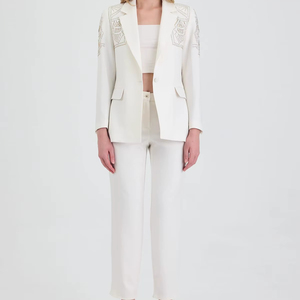 Conjunto de traje blanco de primera calidad para mujer con chaqueta y pantalones con hombros tachonados para mujer, ropa de oficina tejida de lujo perlada/lista para enviar - Product Image 1