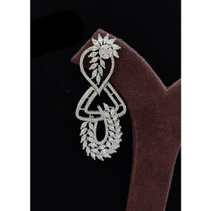 Pendientes de tono plateado de lujo con CZ Sparkle y acabado elegante para mujer Pendientes para fiesta Accesorios de moda - Product Image 1